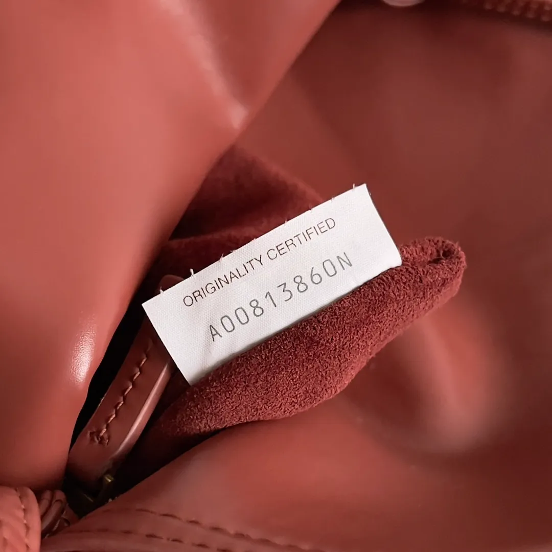 Batch 1520 Inspired by the 1970s, the Bottega Veneta women's logo shoulder bag has a smooth leather surface that brings a clean and handsome feel, just like the neatness and tenacity of a working woman. The front buckle has high-quality hardware pendant body, the overall retro elegance, and the excellent leather feels soft. This Bottega Veneta series can be described as beautiful, weakening the complexity of the outfit, not competing for it, and only using the best quality to interpret itself. Style number: 806030 (small size) Size: 27*16*6cm